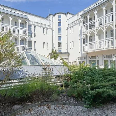 Im Seepark Auf Ruegen Nahe Ostseestrand *